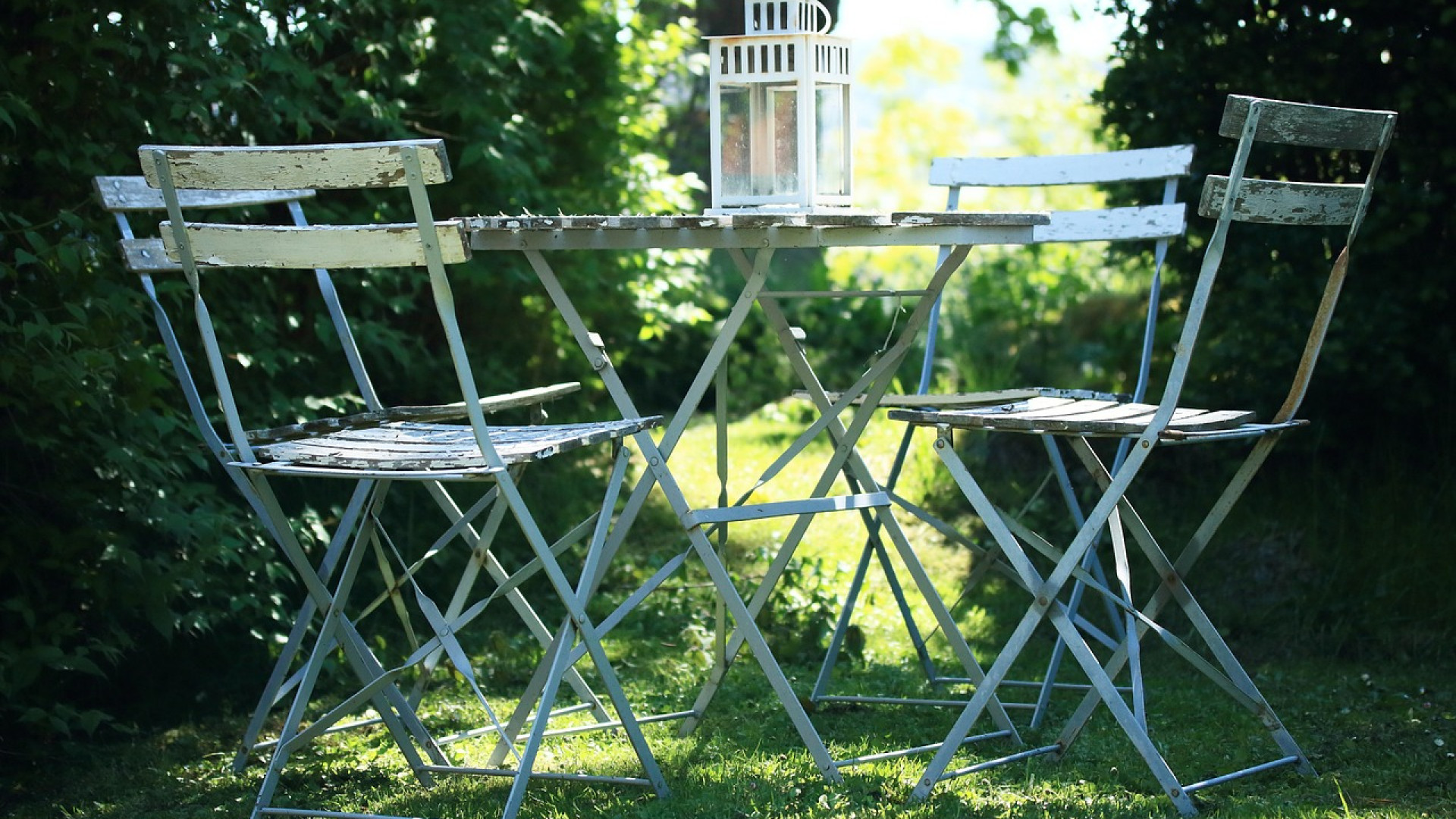 Achat d'un ensemble table et chaises de jardin : quels matériaux prioriser ?